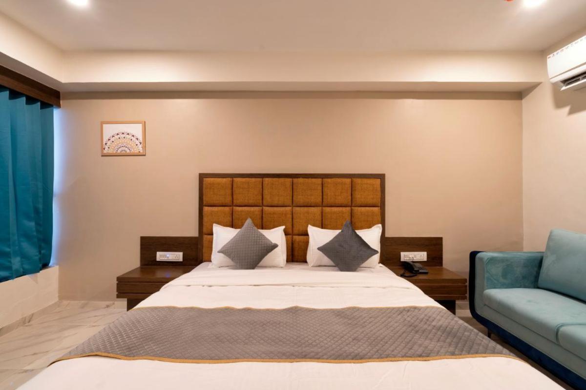 Hotel Royal 24 Ahmedabad Eksteriør billede