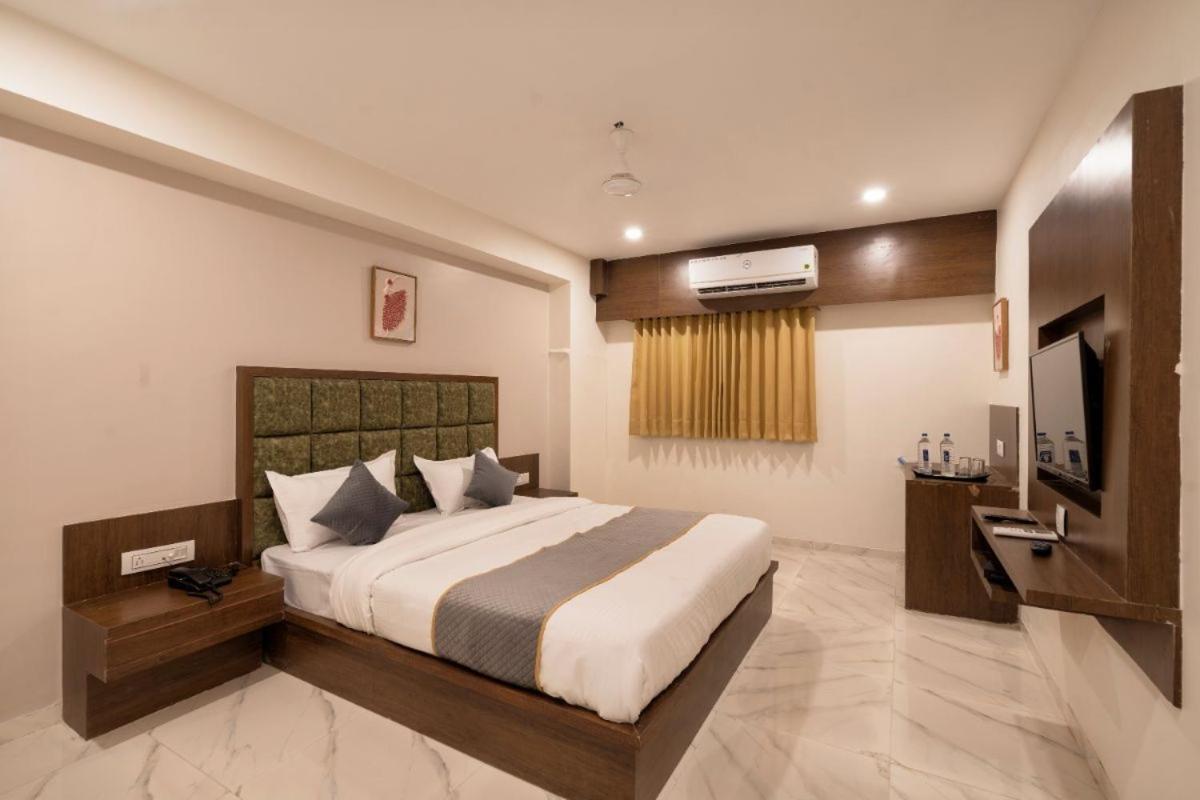 Hotel Royal 24 Ahmedabad Eksteriør billede