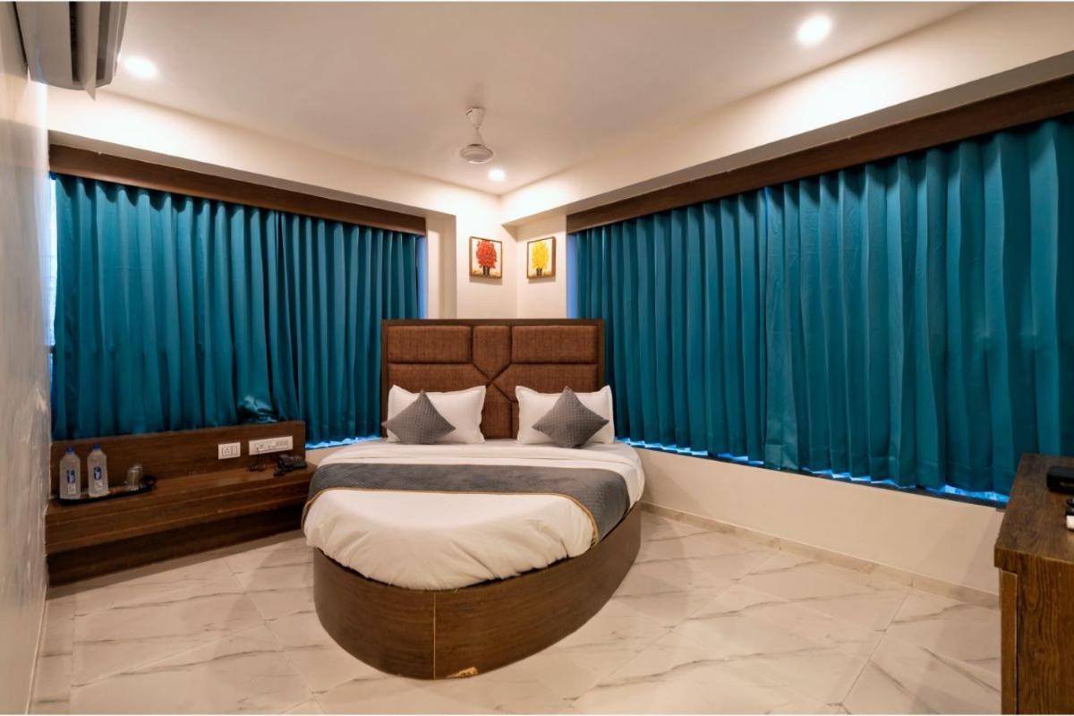 Hotel Royal 24 Ahmedabad Eksteriør billede