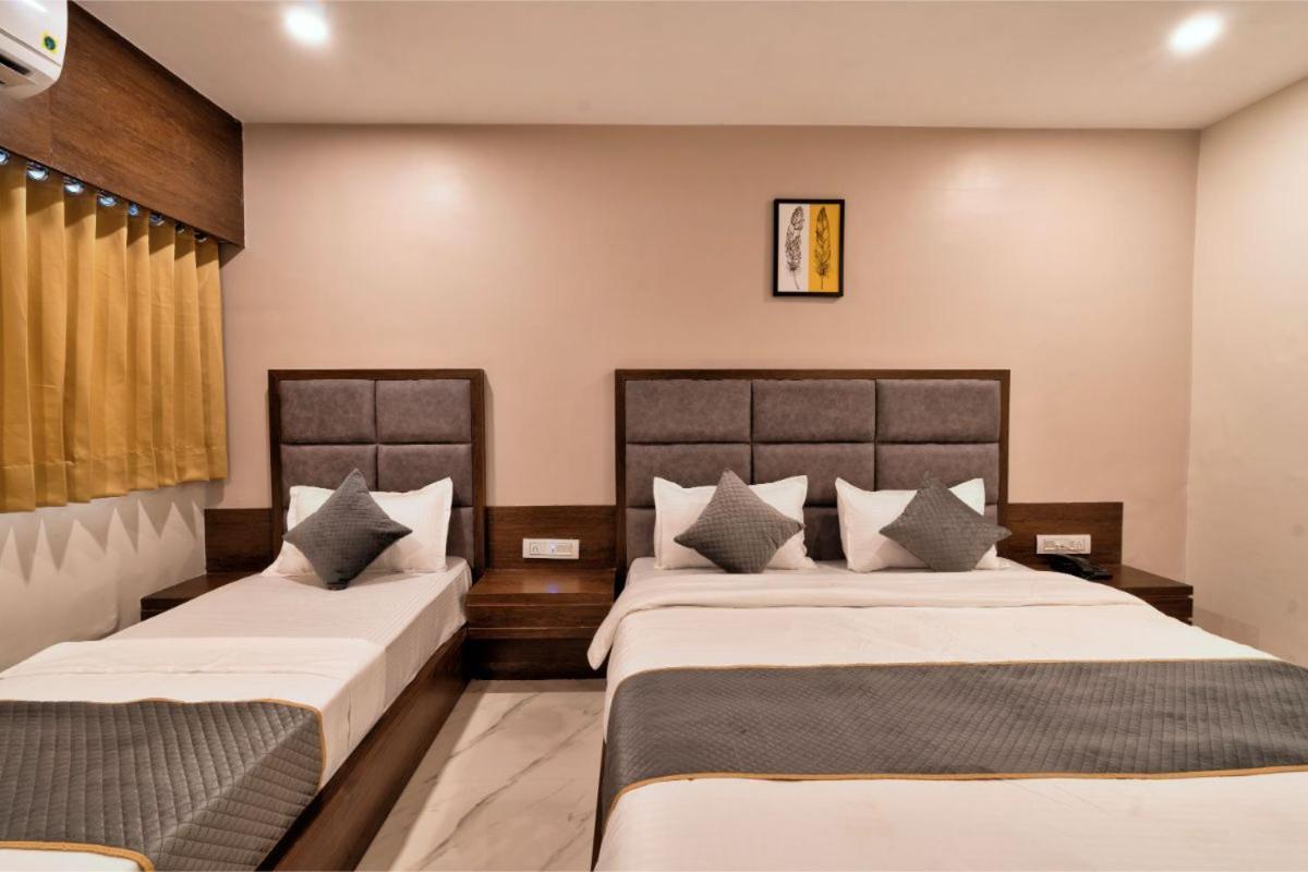 Hotel Royal 24 Ahmedabad Eksteriør billede