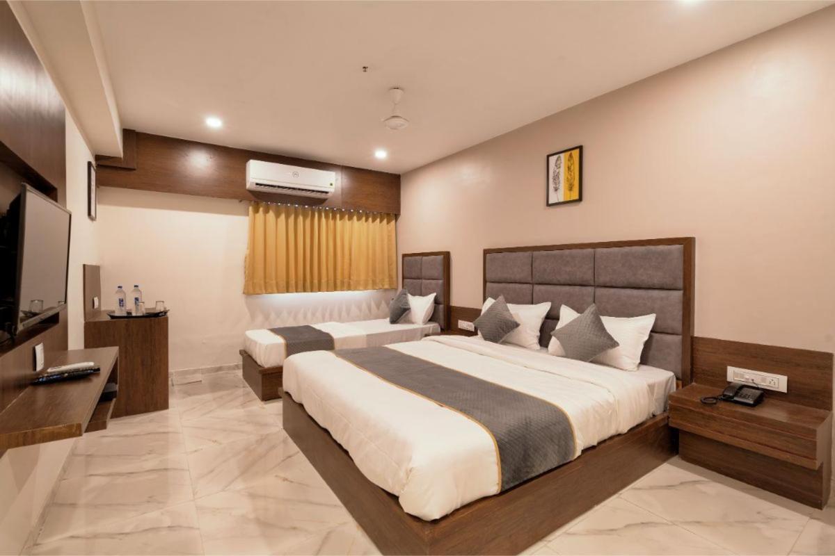 Hotel Royal 24 Ahmedabad Eksteriør billede