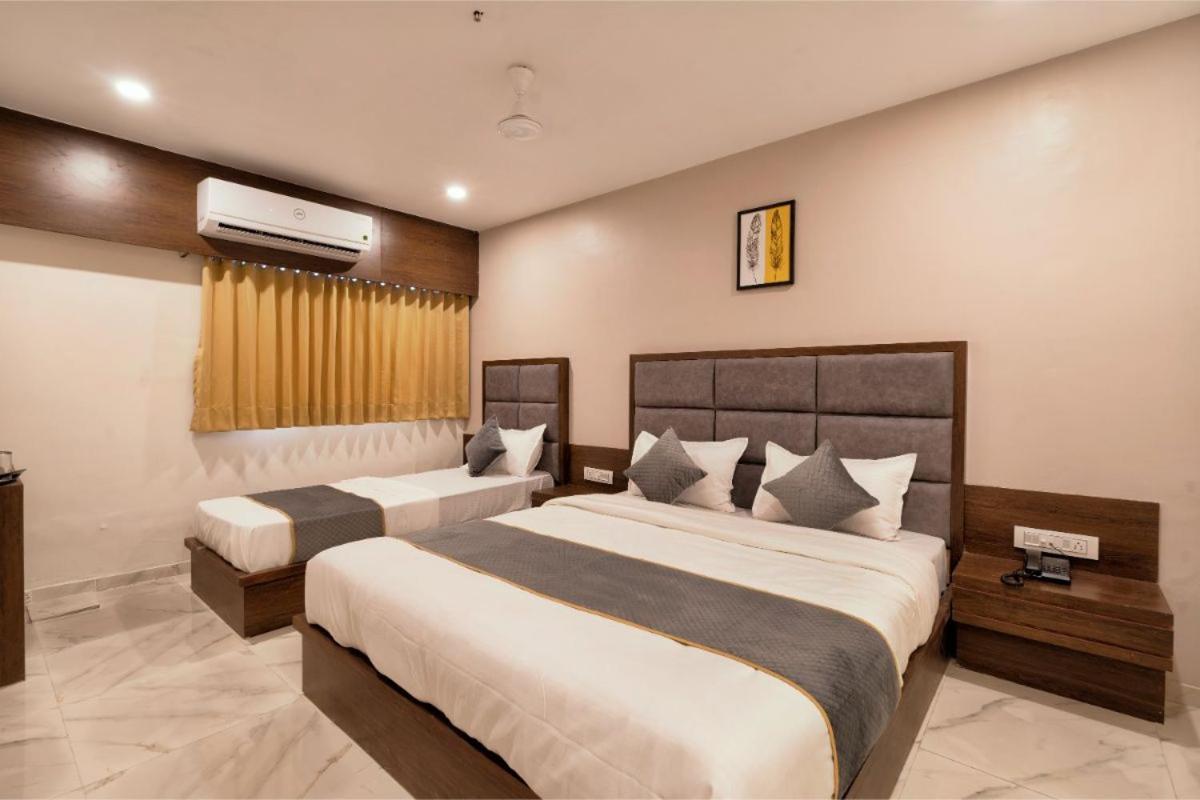 Hotel Royal 24 Ahmedabad Eksteriør billede