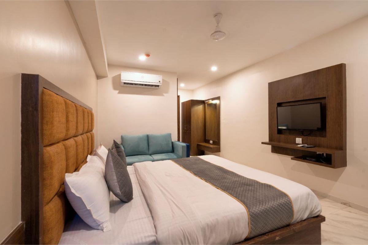 Hotel Royal 24 Ahmedabad Eksteriør billede